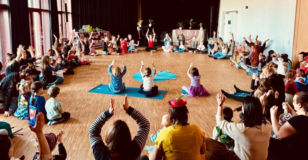 Dunkelbunt's Family Dance Circle im NordbahnSaal Wien bei Boom Chakra Laka